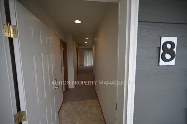 Photo - 2 bed 1 bath, top floor apartment in Port Angeles, close to Peninsula College and the Olympic Nat... Unidad #8
