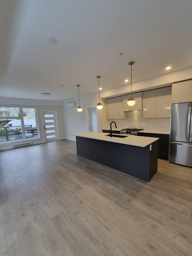 Photo - 15353 17 Ave