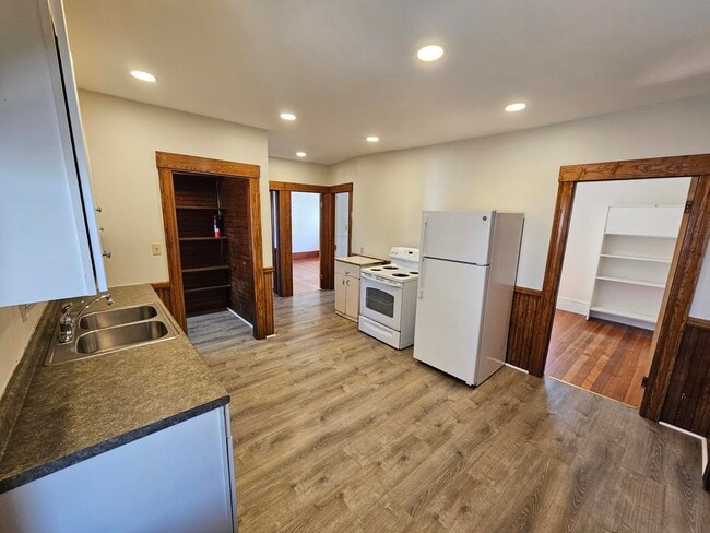 Building Photo - 12 Willow Ct Unit 2