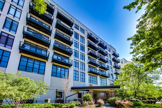 Building Photo - 1525 S Sangamon St Unit 609 Rental