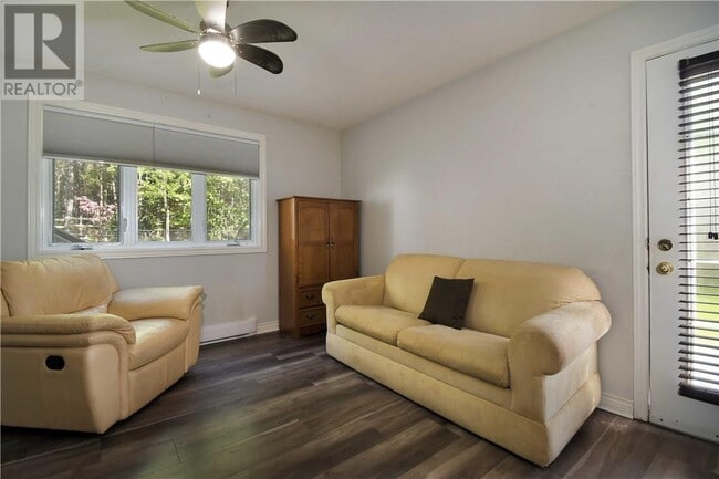 Photo - 77 Airview Rue