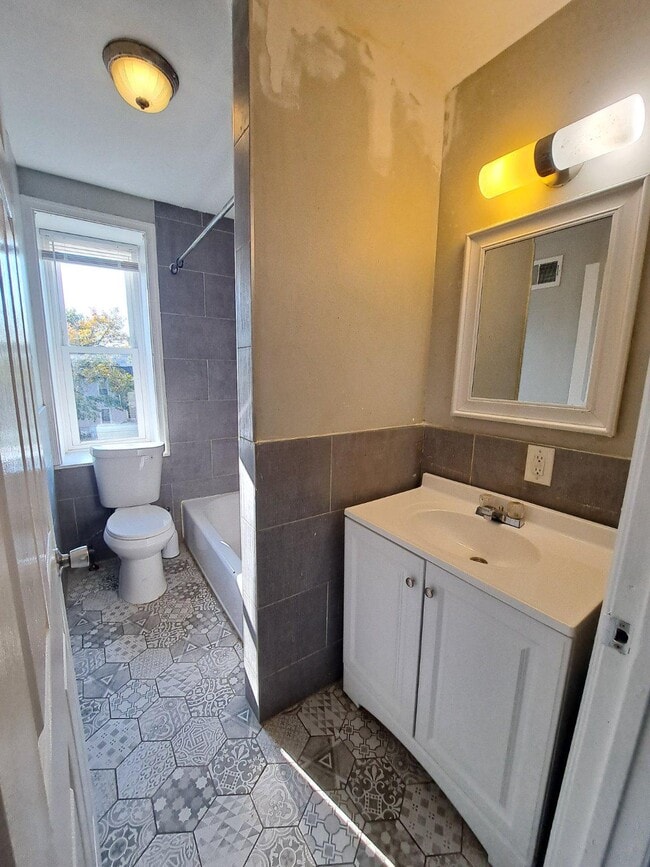 Photo - 1100 Green St