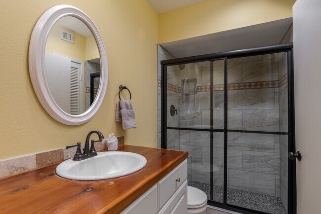 Building Photo - 2228 S Piney Point Rd Unit 109