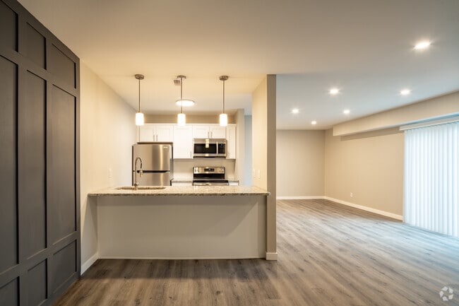 2BR, 2BA - 1050SF