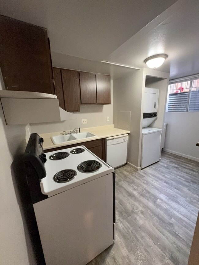 Building Photo - Updated 3 Bed 1 Bath Basement Apartment