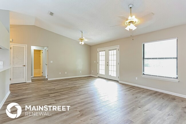 Photo - 140 Devoe St