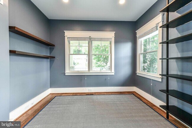 Photo - 1921 N George Mason Dr