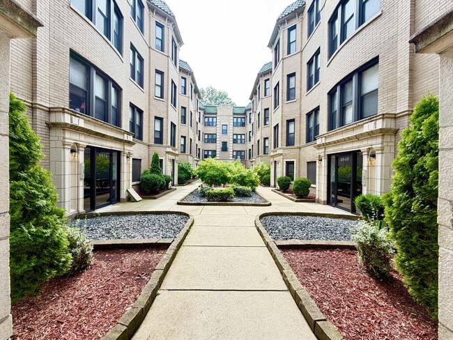 Building Photo - 4127 N Ashland Ave Unit 3