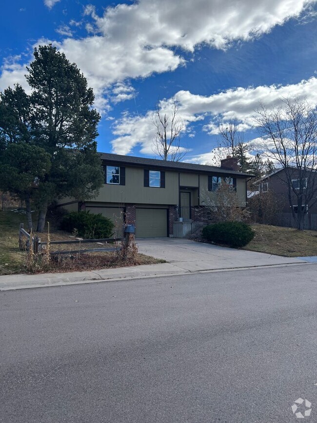 Building Photo - Unique reverse ranch, Rustic, and Spacious... Rental