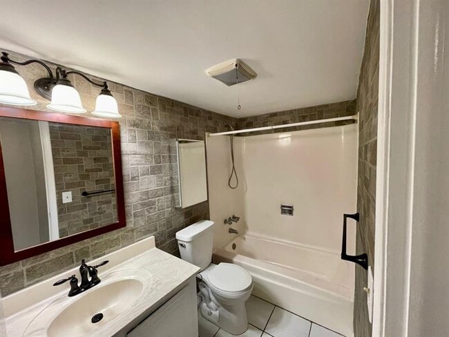 Building Photo - 511 W Kalmia Dr Unit 7