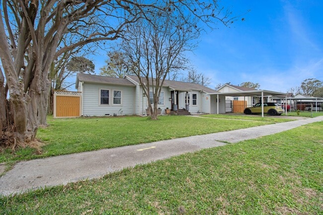 Photo - 7418 Fir St