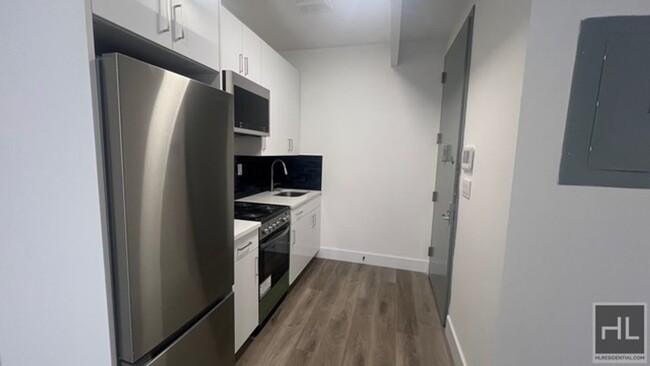 FRESHLY GUT RENOVATED LARGE 1 BEDROOM ROGE... - FRESHLY GUT RENOVATED LARGE 1 BEDROOM ROGE... Apartment Unit 2R