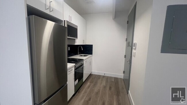 Building Photo - FRESHLY GUT RENOVATED LARGE 1 BEDROOM ROGE... Unit 2R Rental