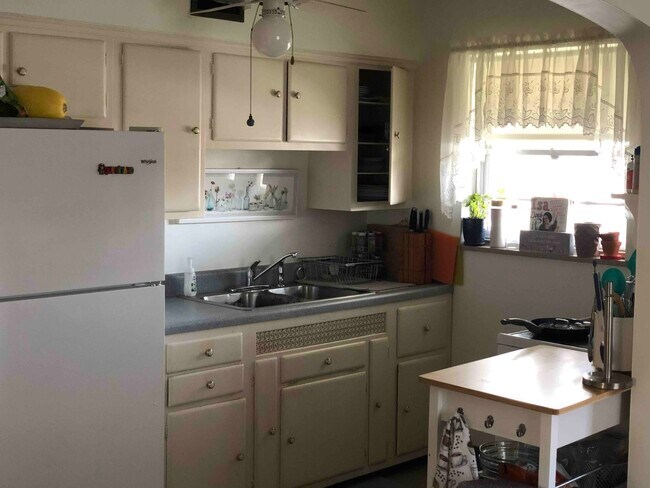 Kitchen - 707 Broadway Blvd