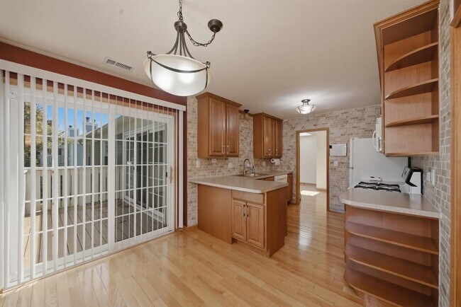 1671 Grosvenor Cir Unit C