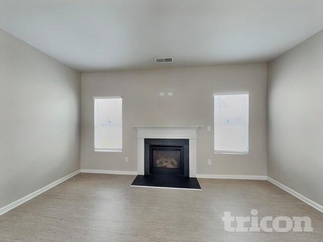 Photo - 656 Armitage Way