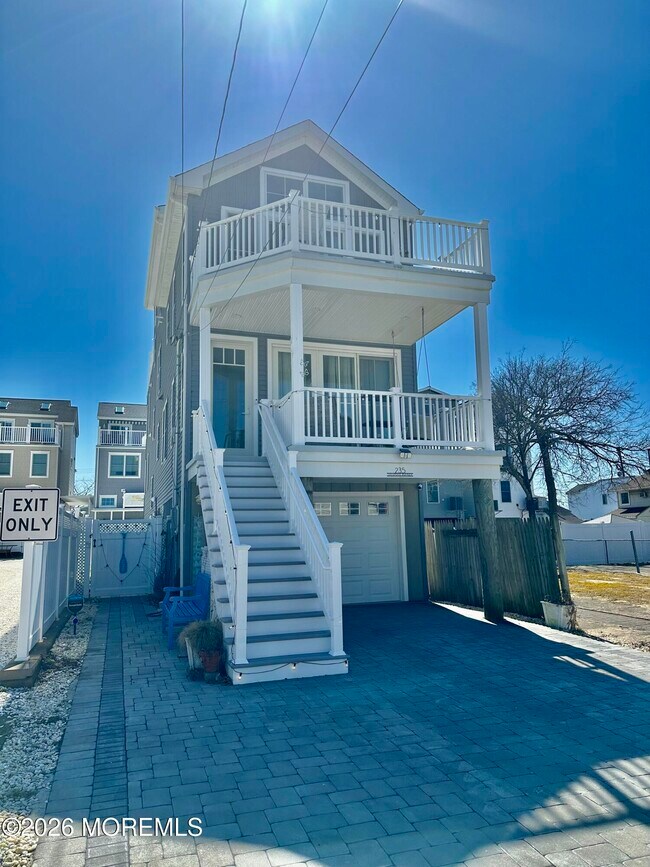 Building Photo - 235 Sherman Ave