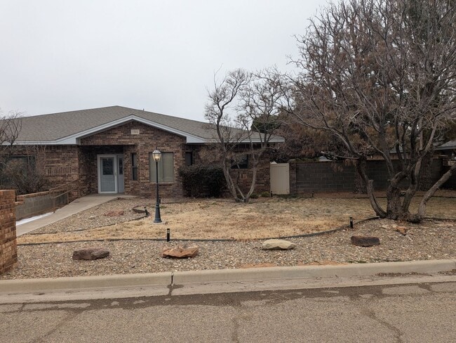 Building Photo - Beautifully Landscaped 3 bedroom, 2 bathroom Home in Desirable Oakwood Manor!  Pets Welcome!