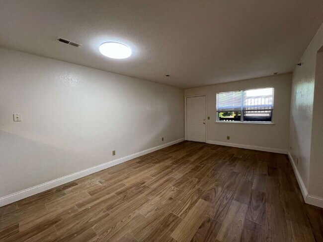 "Charming 2-Bed, 2-Bath Haven in Hollister – Your Perfect Retreat Awaits!"