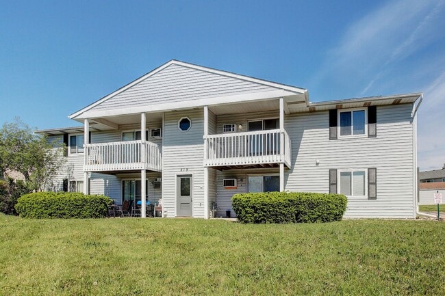Building Photo - 2 BED 1 BATH UPPER LEVEL APARTMENT Unit 6