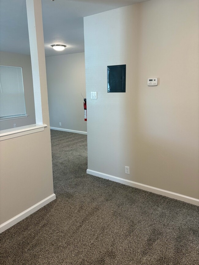 Entrada al estudio-dormitorio - Wolf Ridge Apartments