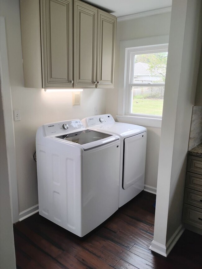 Photo - Stunning 3 Bedroom/2 Bath Awaits You