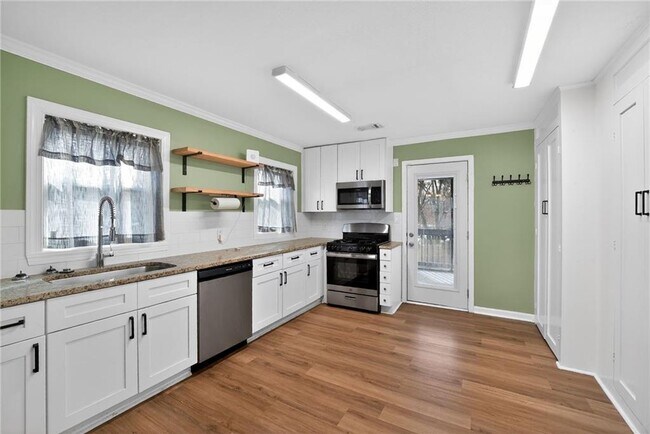 Photo - 871 Hargis St SE