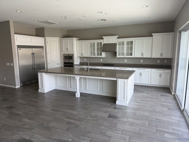 Photo - 660 W Cantebria Dr
