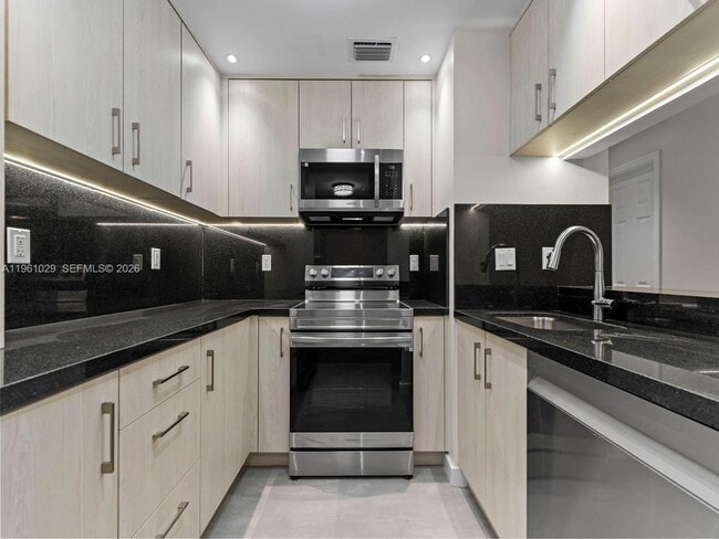 Building Photo - 15639 SW 73rd Cir Terrace Unit 7-4