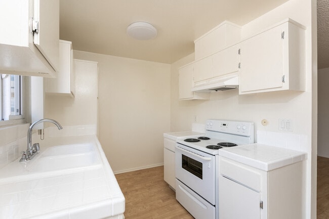 Building Photo - Wilshire Kingsley Towers Rental