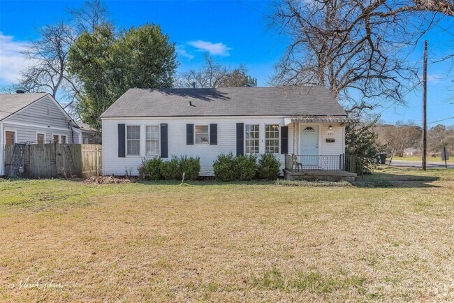 Building Photo - Updated Broadmoor Home