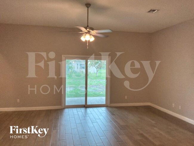 Photo - 526 SW Dahled Ave
