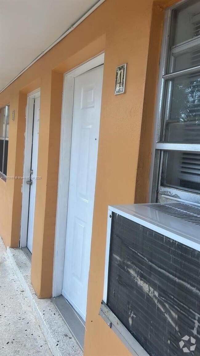 Building Photo - 932 NW 5th St Unit 4 Rental