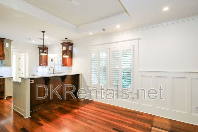 Photo - 839 Lake Ave NE