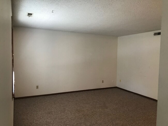 Building Photo - 3232 Cardinal Dr Unit D