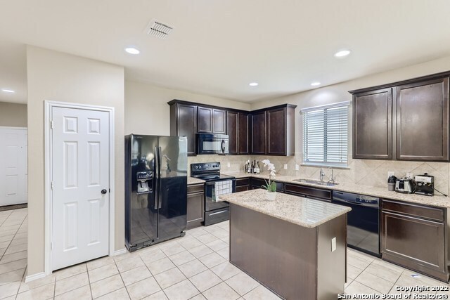 Photo - 322 Walnut Crest