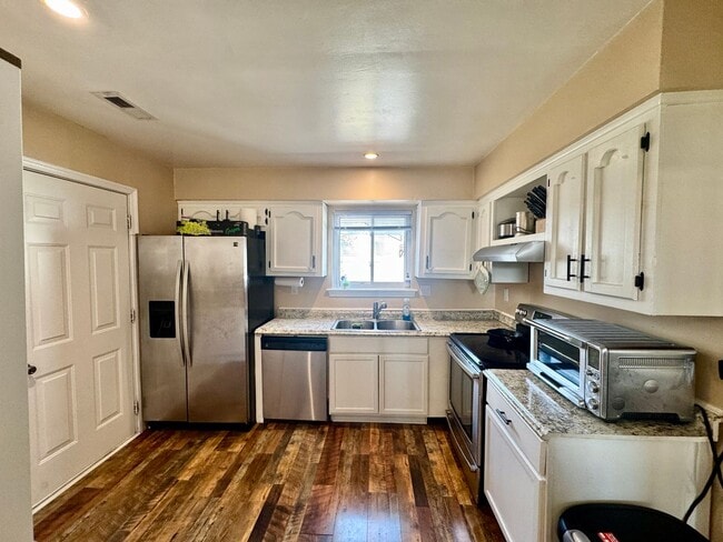 Photo - 3 bed/2 bath home on large corner lot