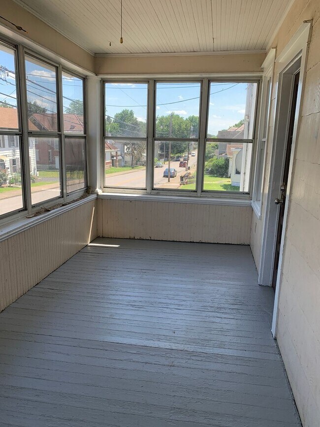 Photo - Large 3 bedroom house with fenced in backyard