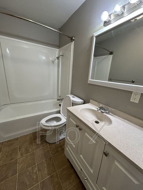 Photo - 1303 E 9th St Unit Apt B