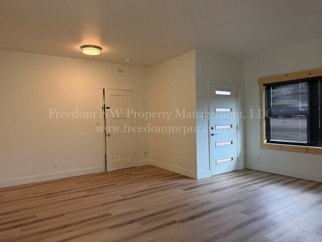 Photo - 105 W Walnut St