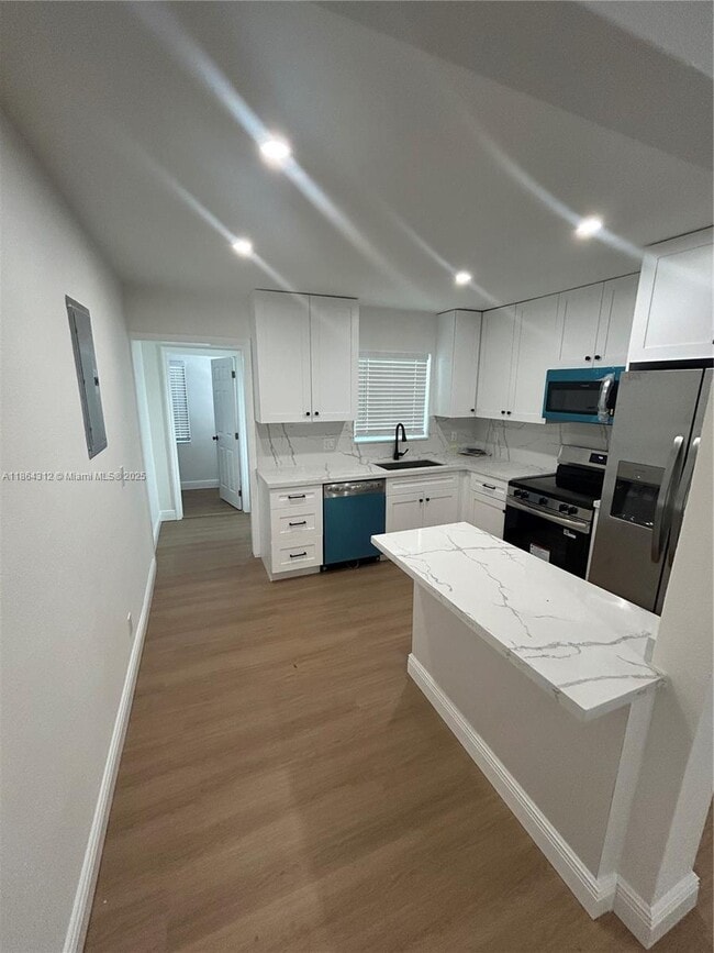 Building Photo - 808 SW 15th Ave Rental