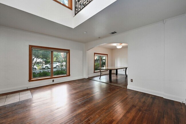 Photo - 6Bed/4Bath in West Campus