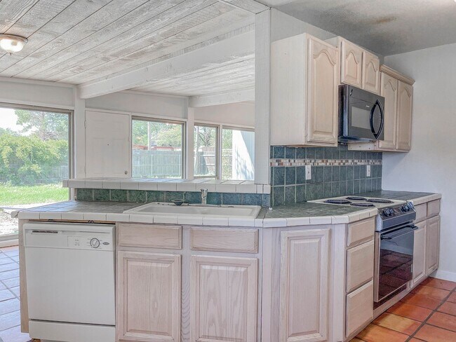 Photo - Beautiful Kitchen Waiting to Be Cooked In