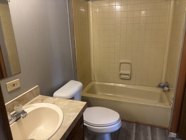 Photo - 1528 Apache Dr