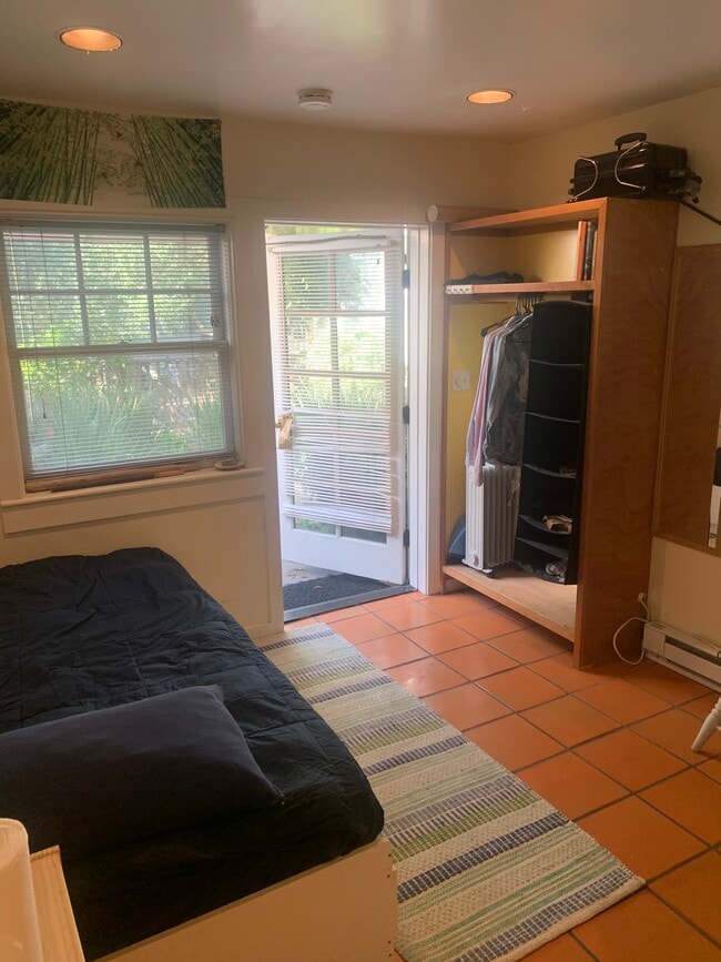 Photo - 1229 Oxford St Unit studio