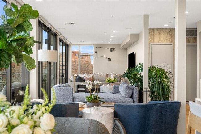 Building Photo - 7 E Springfield St Unit PH6