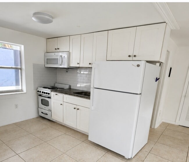 Building Photo - 10230 Collins Ave Unit Bal Bridge South