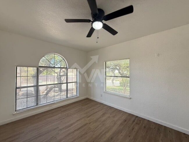 Photo - 918 Spring Knoll