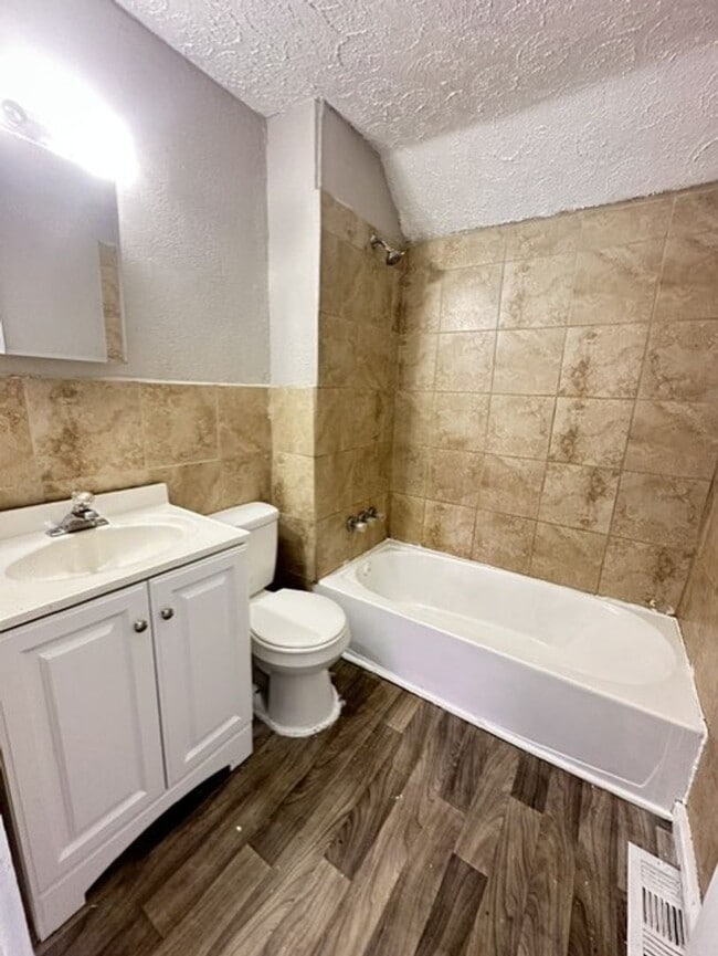 Photo - 934 W 14th St
