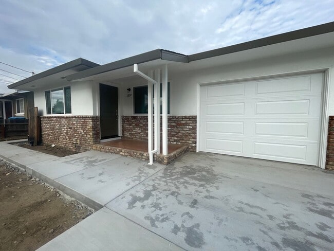 Building Photo - Fully Remodeled 2 Bedroom, 1 Bath Rental